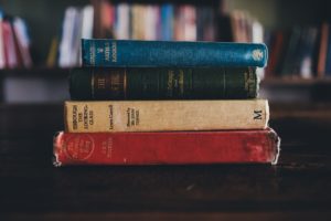 Vier aufeinander gestapelte Bücher